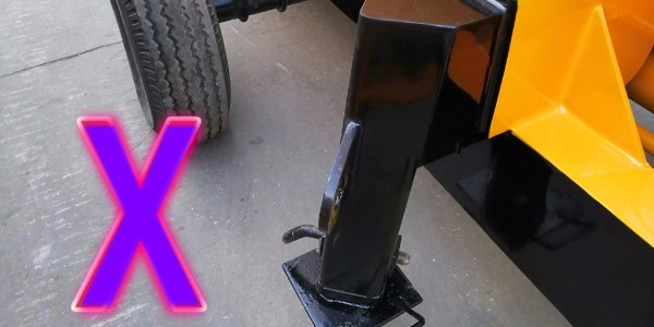 在對混凝土泵的水箱及供水系統(tǒng)進(jìn)行清洗后，需要在活塞上裝上膠套