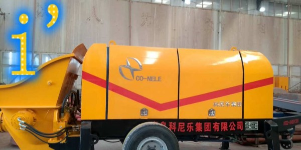 為什么在安置混凝土輸送泵時，要在機架底部墊木塊？